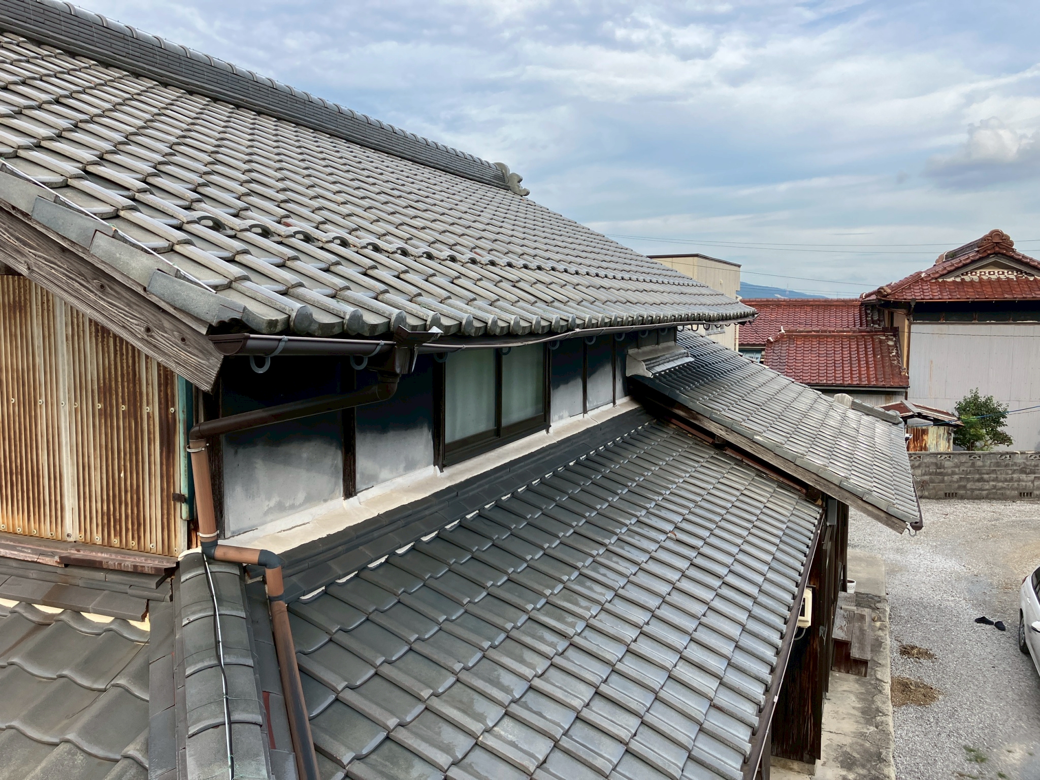 山県市で劣化が激しい瓦屋根！屋根全体のズレ・ゆがみや壁との取り合い部の崩壊